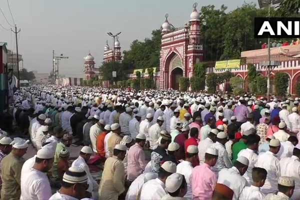 तस्वीरों में देखिए देशभर में ईद की धूम तस्वीरों में देखिए देशभर में ईद की धूम